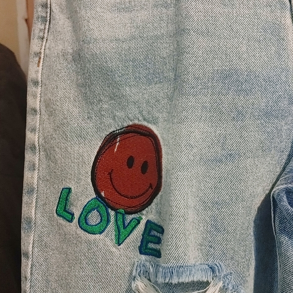 NWT!! Distressed Vintage like jean shorts - Picture 6 of 7